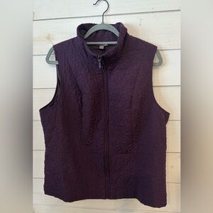 Roz & Ali Deep Purple Quilted Vest in size XL.